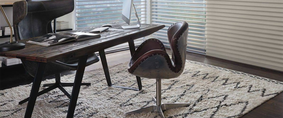 Bureau de style industriel avec tapis décoratif avec motifs losanges