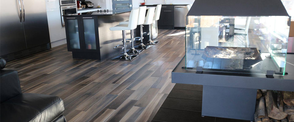 Cuisine avec plancher flottant brun 